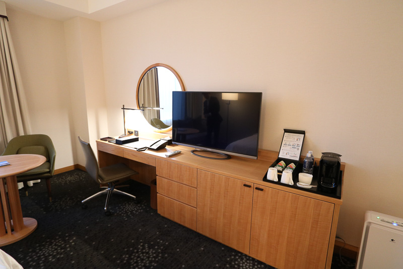 テレビとデスク