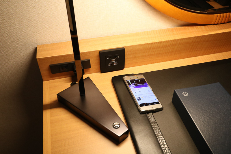 電源とUSB、HDMI、Bluetooth。スマートフォンで音楽を再生してBluetoothで飛ばし、テレビのスピーカーで聞くことができる