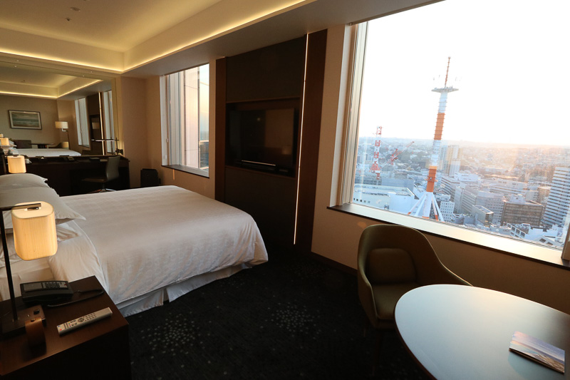 広めの部屋にキングサイズベッド。クラブプレミアムキングのフロアは天井が高い