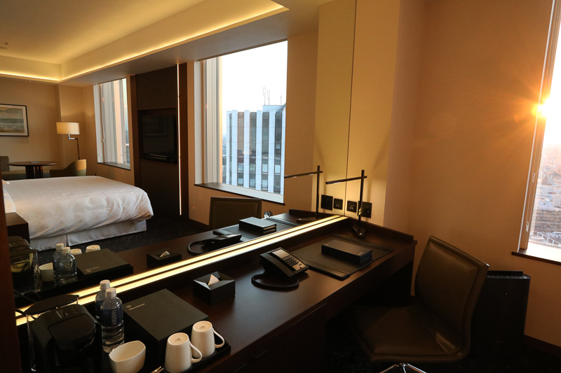 独立した広いデスク