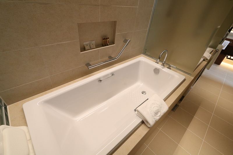 バスタブはベッドルームとガラスで仕切られた裏側、クラブプレミアムツインと同様、ガラスをシャットダウンすることもできる