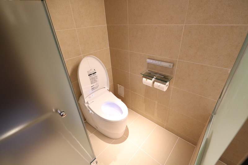 自動開閉機能付きの温水洗浄便座トイレ