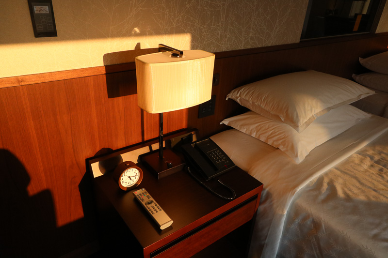 ベッドサイドテーブル