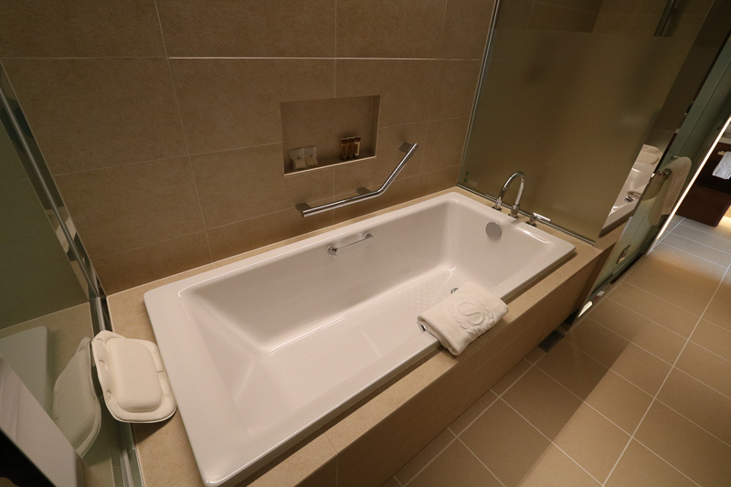 バスタブはベッドルームとガラスで仕切られた裏側となる