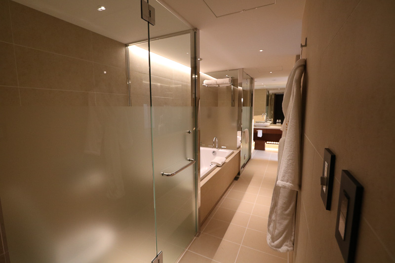 手前からトイレ、バスタブ、シャワーブース