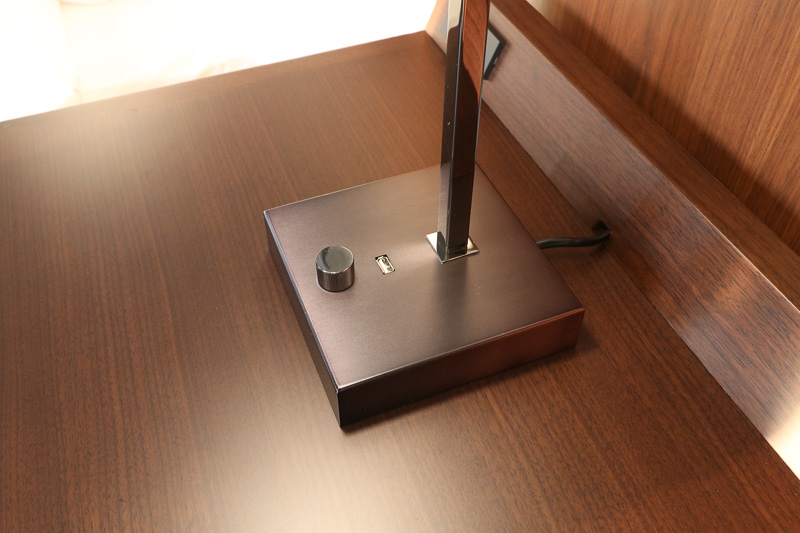 ベッドサイドテーブルのライトにもUSBポートがある