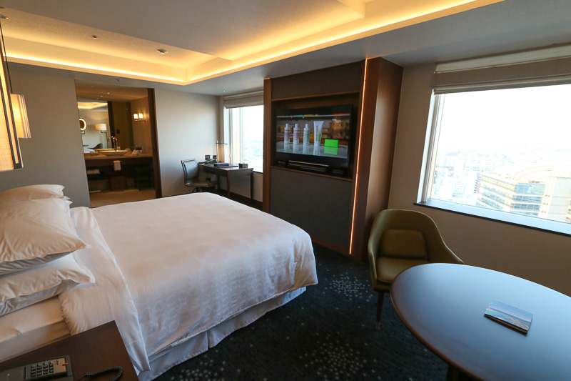 ベッドルームで、奥が洗面台やバスルームとなる