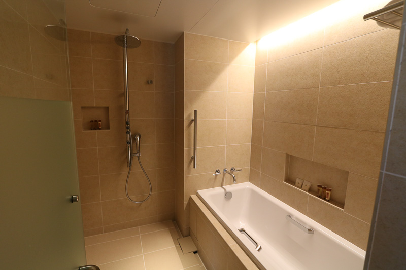 バスタブとシャワー