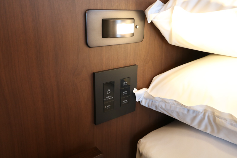 ベッドサイドには読書灯、各種電源