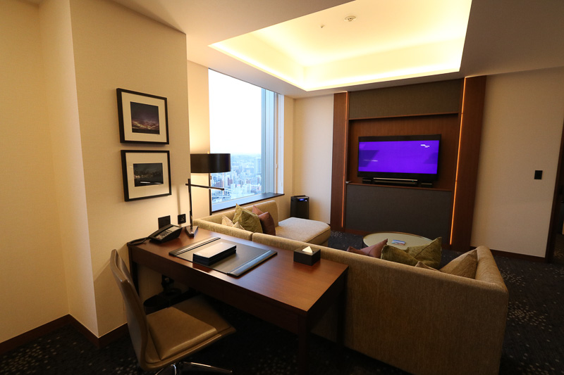 デスクとソファ