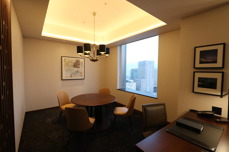 テーブルと椅子