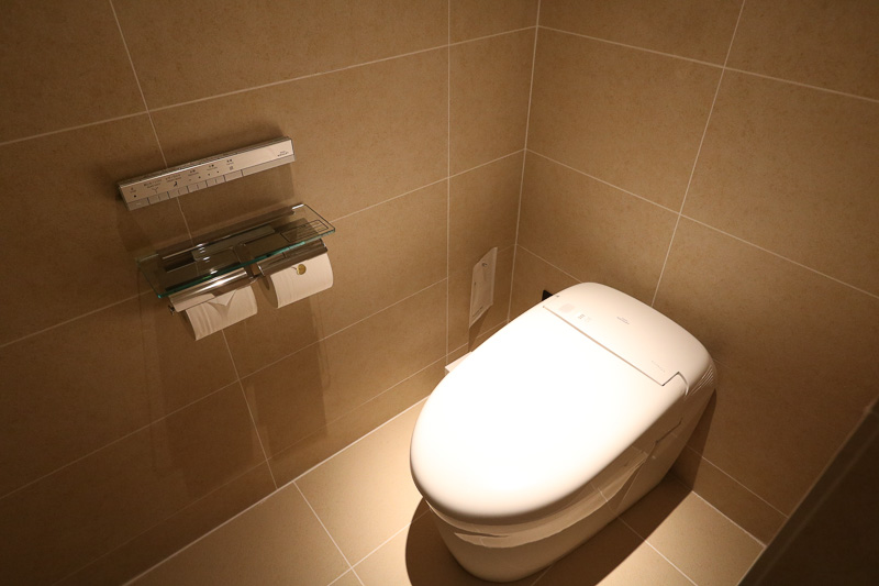 自動開閉機能付きの温水洗浄便座トイレ