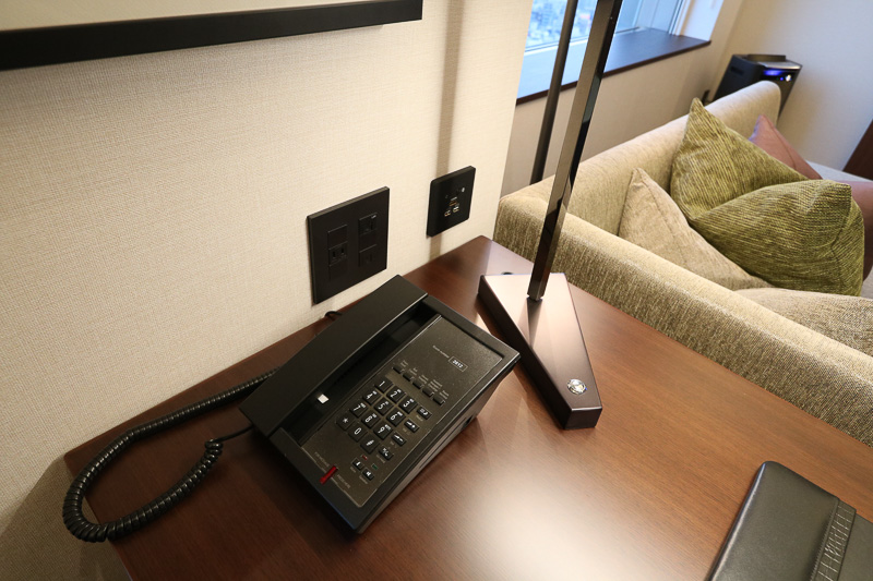 デスクには電源とUSBポート、USB、Bluetoothがある