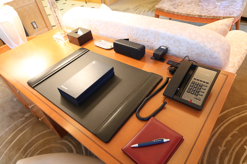 デスクマットがあるほか、Bluetooth接続のスピーカーも備わる