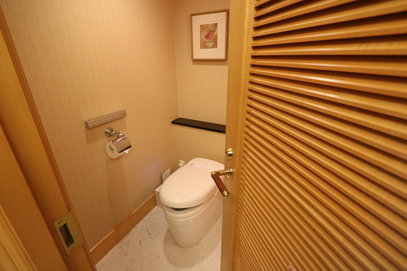 入口にトイレがある