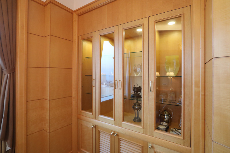 グラスなどは壁にある棚にある