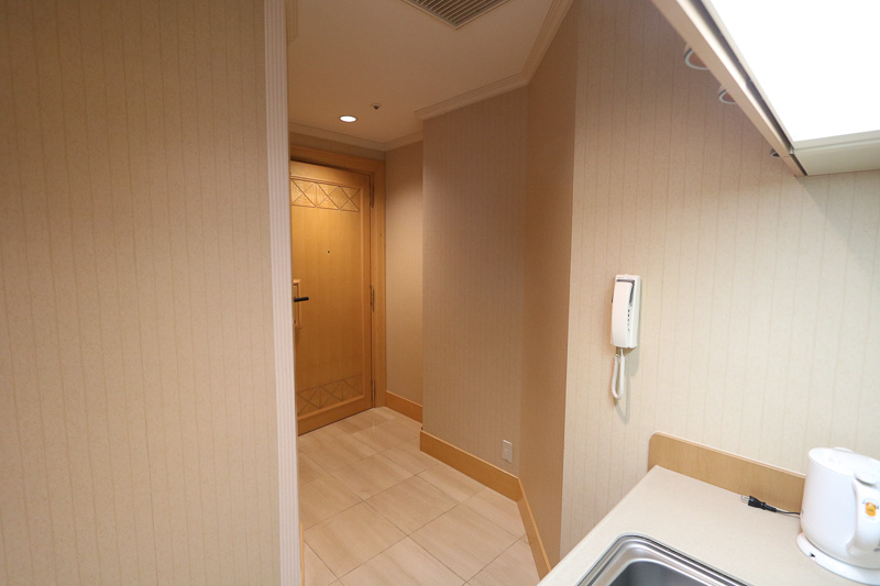 ミニキッチンから外に出られ、スタッフがメインの入口を通らずアクセスできる