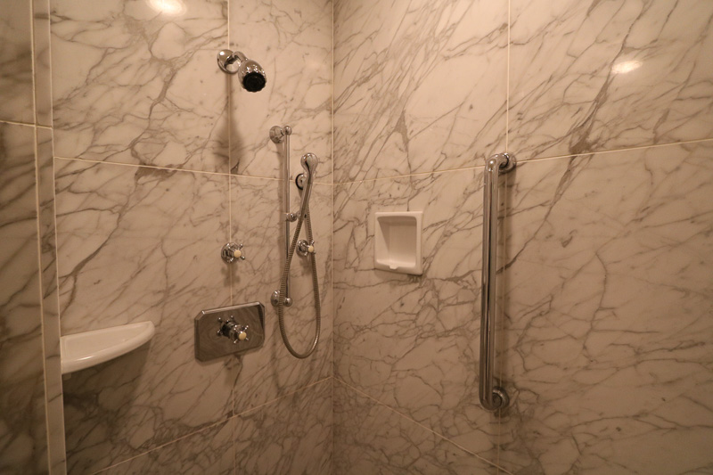 シャワーブースが横にある