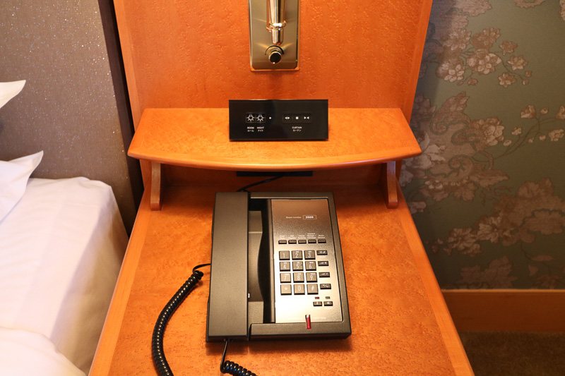 ベッドサイトテーブル