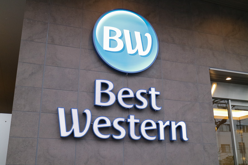 ベストウェスタン東京西葛西グランデの入り口。ホテルのブランドロゴは夜になると点灯する