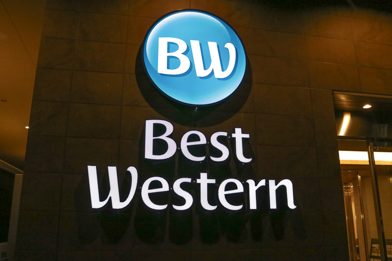 ベストウェスタン東京西葛西グランデの入り口。ホテルのブランドロゴは夜になると点灯する