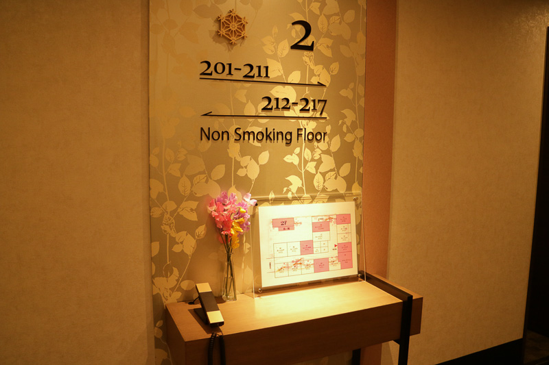 エレベータを下りて正面にある案内