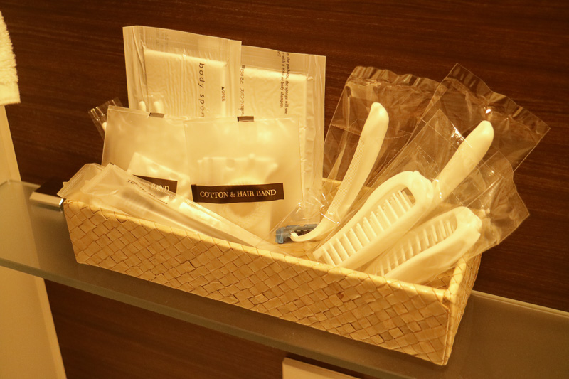 アメニティはカミソリ、ヘアブラシ、綿棒、ヘアバンドなど