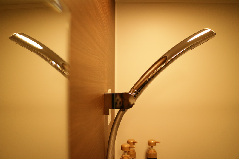 シャワーヘッドのフックは10度ずつ5段階で角度を変えられる