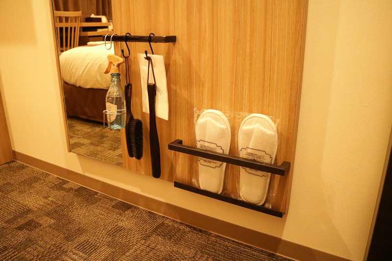 ハンガーやスリッパ。スリッパは使い捨てタイプで、「スーペリア」系と「ユニバーサル」系には白いもの、「グランデ」系には茶色い少しグレードの高いものが用意される