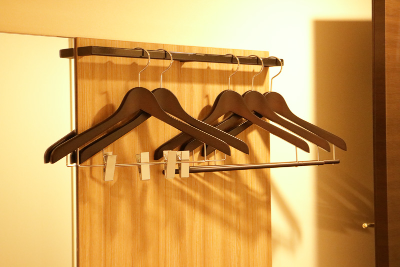 ハンガーやスリッパ。スリッパは使い捨てタイプで、「スーペリア」系と「ユニバーサル」系には白いもの、「グランデ」系には茶色い少しグレードの高いものが用意される