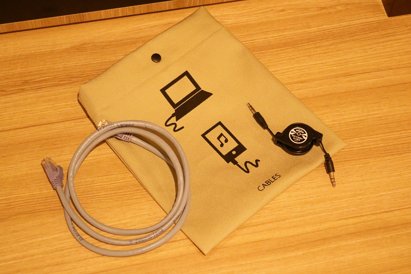 ベッドまわりには照明を調整するスイッチ類やコンセントが1口設けられているほか、「AUX」ポートが用意されている。スマートフォンに接続することで、スマートフォン内の楽曲を、部屋のスピーカーで鳴らすことができる