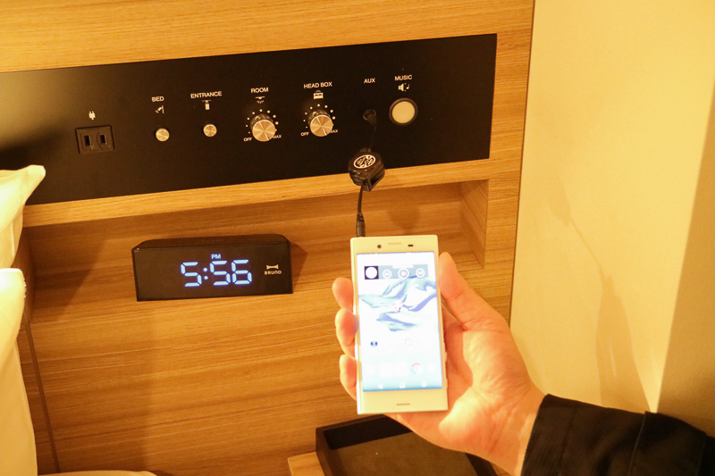 ベッドまわりには照明を調整するスイッチ類やコンセントが1口設けられているほか、「AUX」ポートが用意されている。スマートフォンに接続することで、スマートフォン内の楽曲を、部屋のスピーカーで鳴らすことができる
