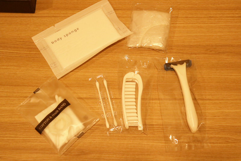 アメニティはカミソリ、ヘアブラシ、綿棒、ヘアバンドなど