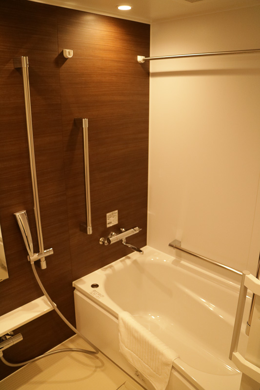 手すりを各所に設け、車いすでも洗面台に近付きやすいようになっている