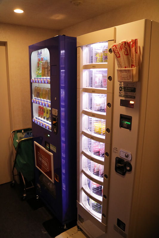 3階には軽食や飲み物を購入できる自動販売機がある