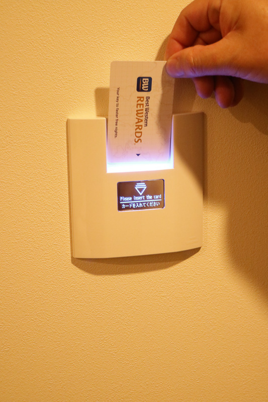 ルームキーはカードタイプで、入室したらカードを挿すことで電気を使えるようになる