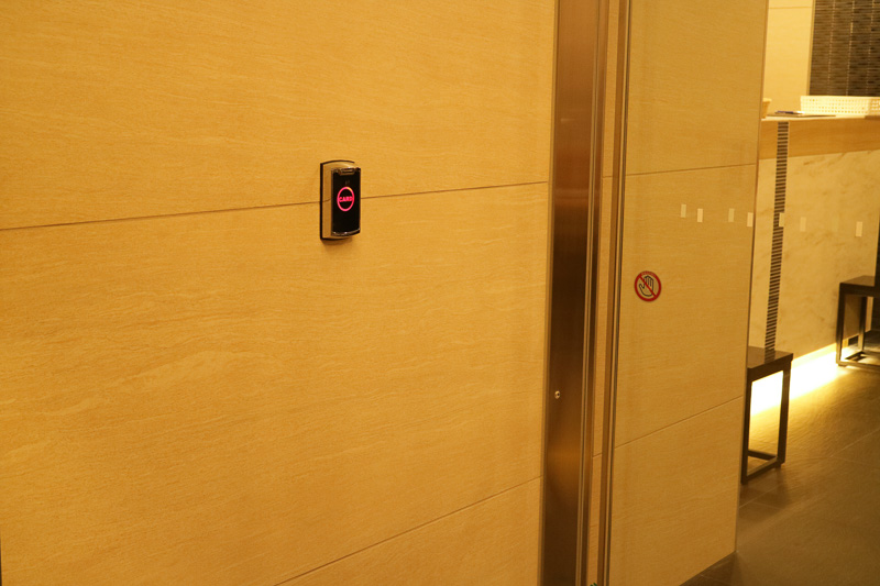 夜の0時を過ぎると、ホテルの入り口とエレベータの利用にはロックがかかるため、宿泊客はカードキーをかざすことでセキュリティを解除できる