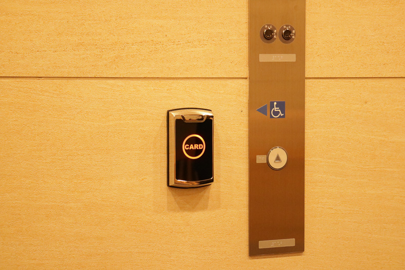 夜の0時を過ぎると、ホテルの入り口とエレベータの利用にはロックがかかるため、宿泊客はカードキーをかざすことでセキュリティを解除できる