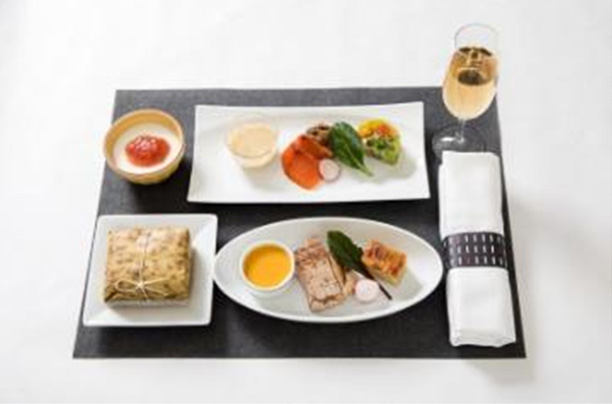 国内線ファーストクラスの機内食（上旬）