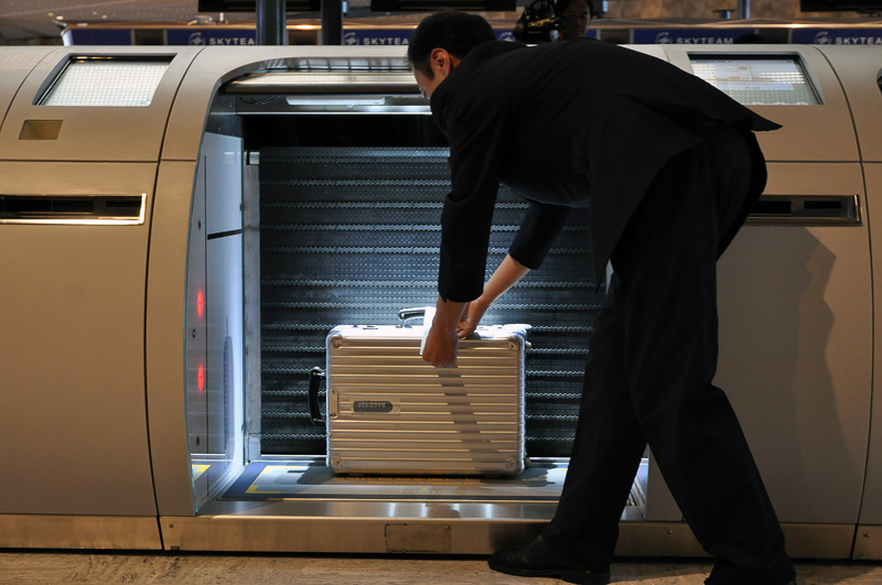 手荷物タグがプリントされるので搭乗者自身がタグを荷物に取り付ける