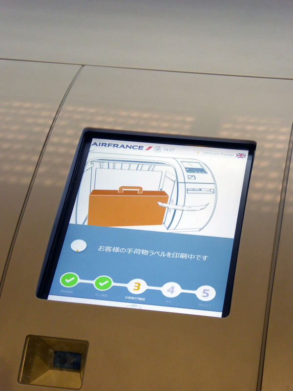 印刷中や、タグ取り付けの指示などもタッチモニター上に表示される