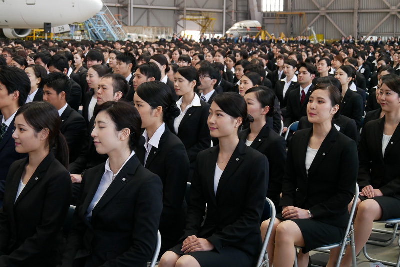 植木氏の訓示を聞き入るJALグループ新入社員