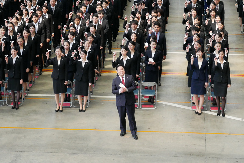 植木氏も加わり、恒例となっている新入社員による紙飛行機を飛ばすイベントも実施