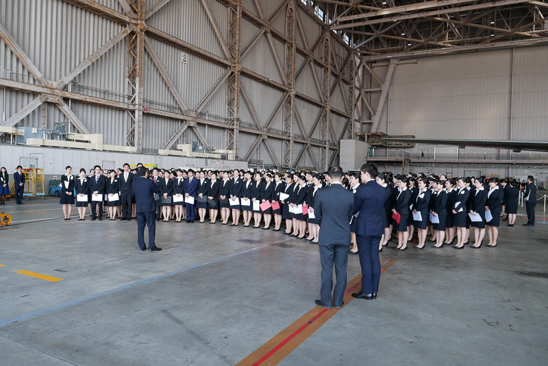 入社式終了後、グループ会社ごとに新入社員が集まり、各社代表による訓示や辞令の手渡し、記念撮影などが行なわれた