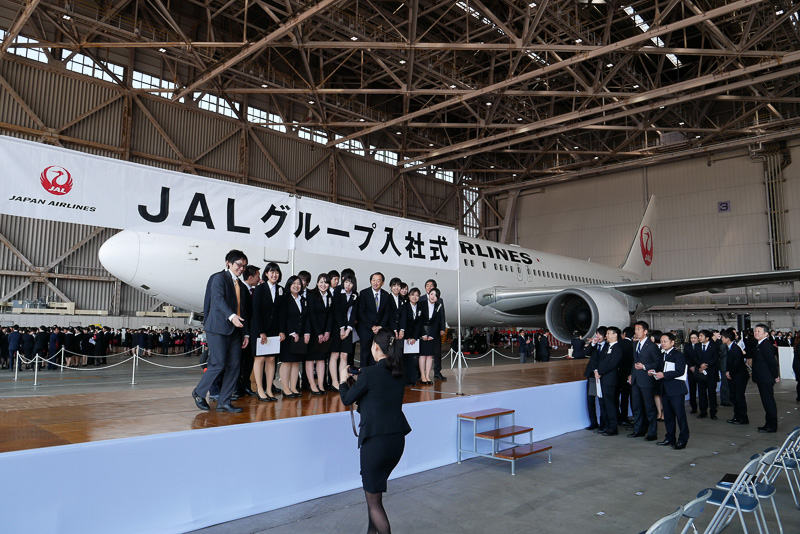 入社式終了後、グループ会社ごとに新入社員が集まり、各社代表による訓示や辞令の手渡し、記念撮影などが行なわれた