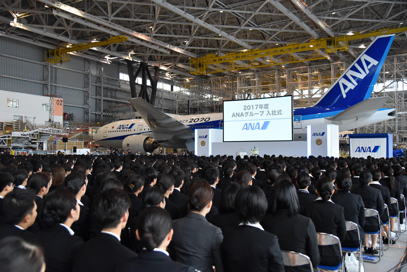 羽田空港ANAエアフレームメンテナンスビル格納庫での入社式に参加する新入社員たち2799名