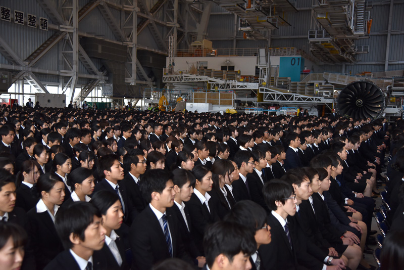 羽田空港ANAエアフレームメンテナンスビル格納庫での入社式に参加する新入社員たち2799名