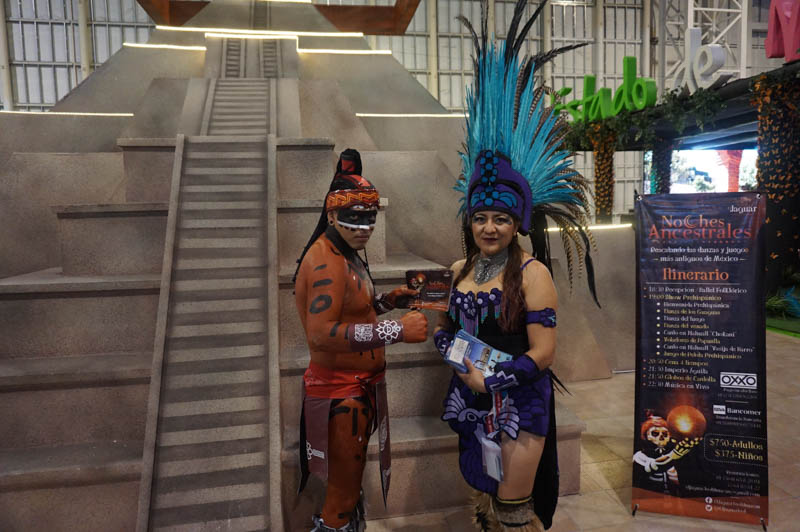 先住民族の衣装を着た人も