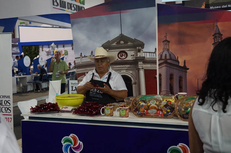 キャラメルをその場で包み、来場者に提供していた