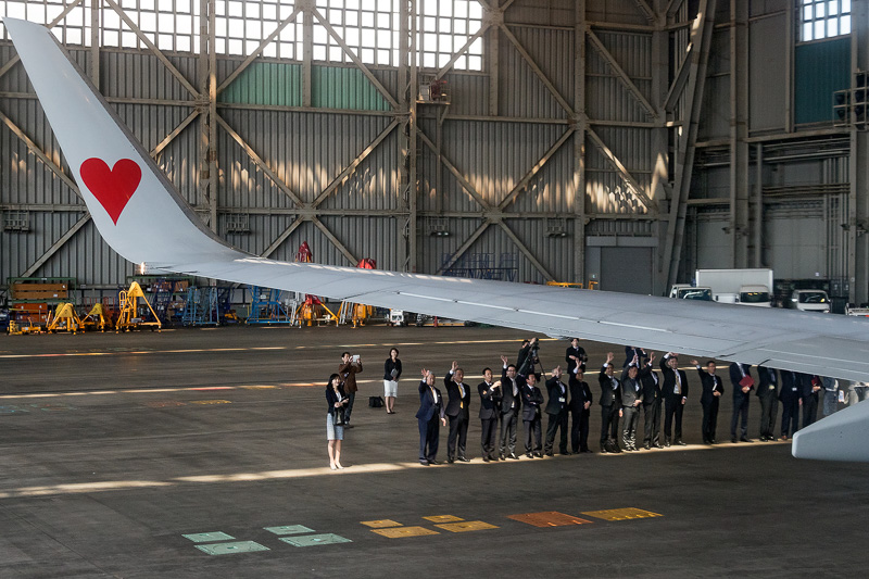 機外では役員らによるお見送り